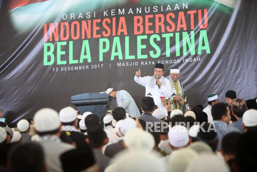 Ustadz Bachtiar Nasir memberikan tausiyahnya saat acara orasi Kemanusiaan Indonesia Bersatu Bela Palestina di Masjid Raya Pondok Indah, Jakarta, Selasa (12/12).
