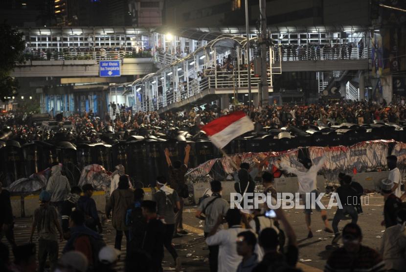 Demonstran terlibat bentrok dengan aparat saat menggelar aksi unjuk rasa di depan gedung Bawaslu, Jakarta, Rabu (22/5).