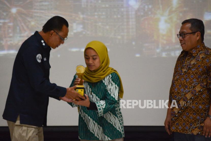 Reporter Republika Mimi Kartika menerima penghargaan Anugerah Jurnalistik MH Thamrin ke-45 di Gedung Balai Agung, Balai Kota DKI Jakartra, Jalan Medan Merdeka Selatan, Jakarta, Kamis (26/9/2019).