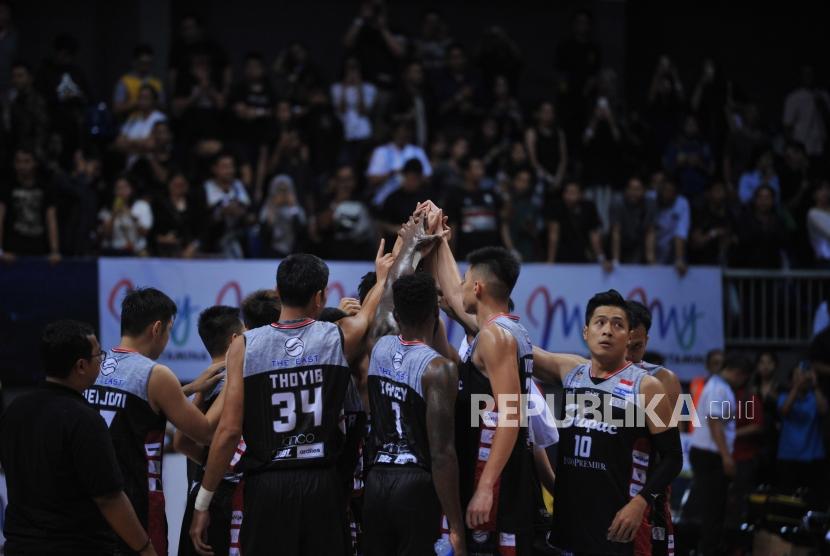 Pemain Stapac Jakarta seusai mengalahkan Satria Muda pada pertandingan Final IBL 2019 di Britama Arena, Jakarta, Kamis (23/1).