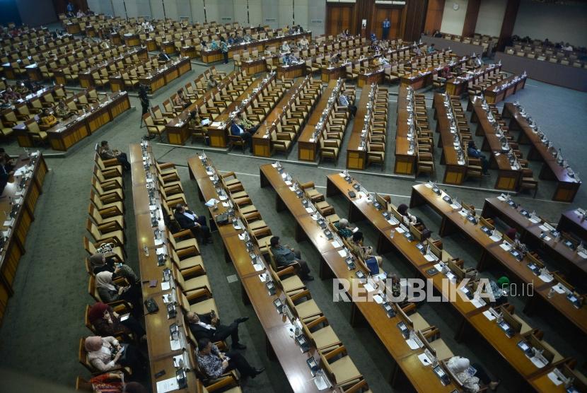 Anggota DPR mengikuti rapat paripurna di Kompleks Parlemen Senayan, Jakarta, Selasa (3/7).