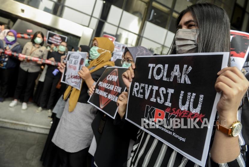 Sejumlah pegawai KPK melakukan aksi unjuk rasa di Kantor KPK, Jakarta, Jumat (6/9).
