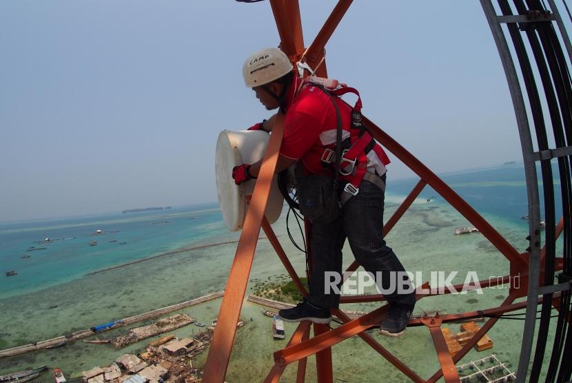 MENARA BTS. Teknisi Tower Bersama Indonesia Group memeriksa salah satu komponen di menara BTS Pulau Panggang, Kabupaten Kepulauan Seribu DKI Jakarta, Rabu (18/9).