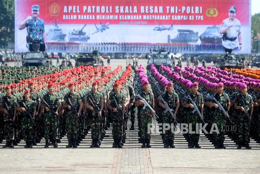 Apel Pengamanan Pemilu. Prajurit TNI dan personel Polri melaksanakan Apel Patroli Skala Besar TNI-Polri di JIExpo, Kemayoran, Jakarta Pusat, Ahad (14/4/2019).