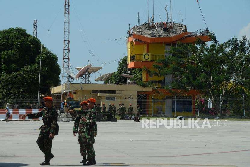 Sejumlah pasukan TNI berjaga didekat menara yang rusak di Bandara Mutiara Sis Al Jufri, Palu, Sulawesi Tengah, Ahad (30/9).