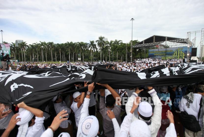 Ribuan umat Islam mengikuti reuni 212 di Monumen Nasional, Jakarta, Sabtu (2/12).