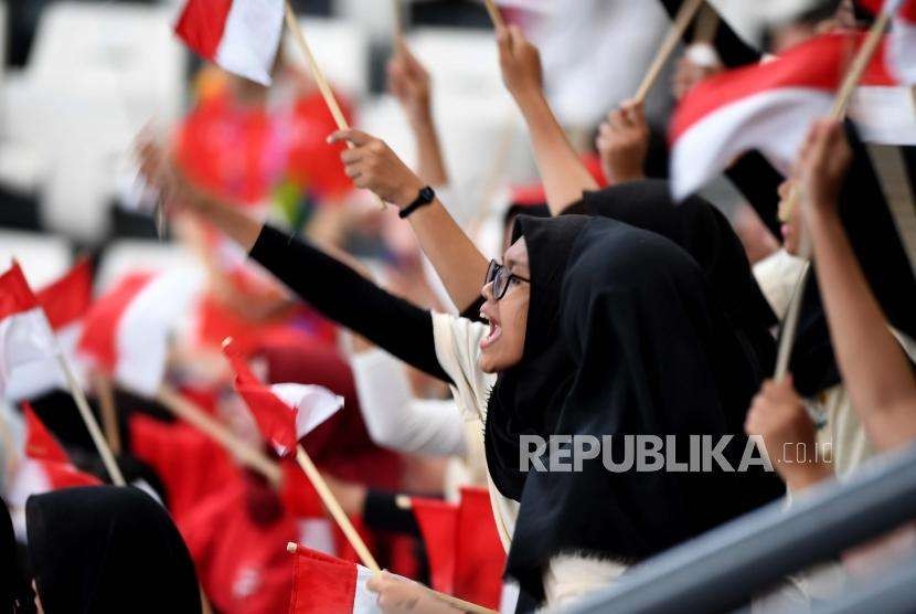 Para pendukung timnas bola voli Indonesia berteriak memberikan dukungan. Ilustrasi