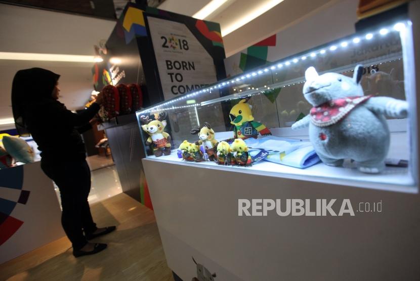 Petugas menata suvenir maskot Asian Games 2018 di Mall FX Senayan, Jakarta, Selasa (30/1).