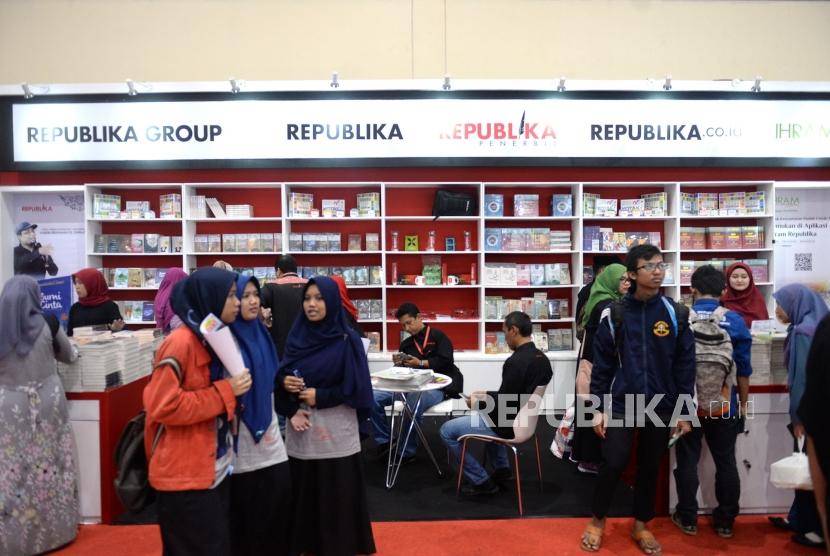Islamic Book Fair 2019. Pengunjung memilih buku pada hari pertama Islamic Book Fair ke-18 di Balai Sidang Jakarta, Rabu (27/2/2019).