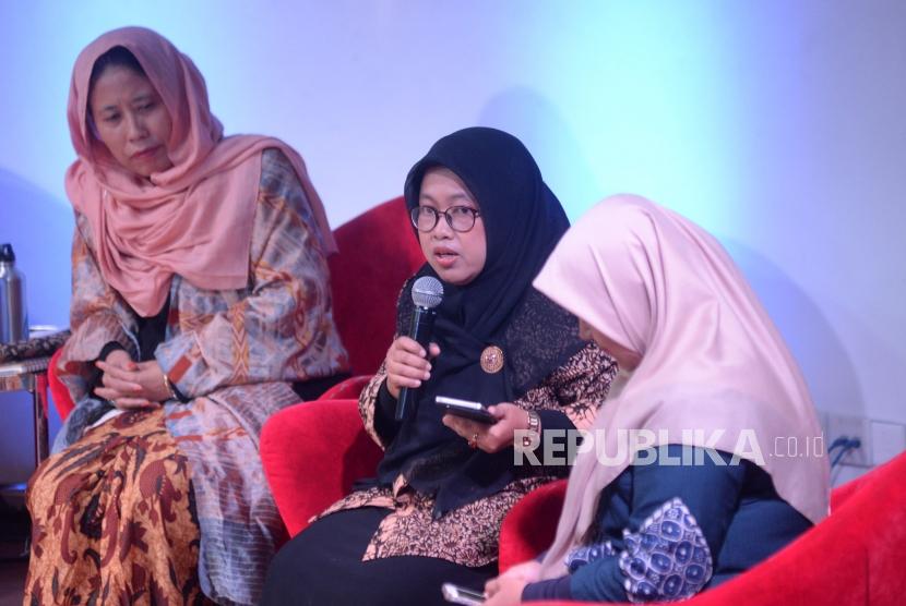 Komisioner KPAI Rita Pranawati (tengah), Dosen Ilmu Politik UI Chusnul Mar'iyah (kiri) dan Ekonom Muda PP Nasyiatul Aisyiyah Elyusra Mualimin saat diskusi memperingati hari perempuan internasional di Jakarta, Jumat (9/3).