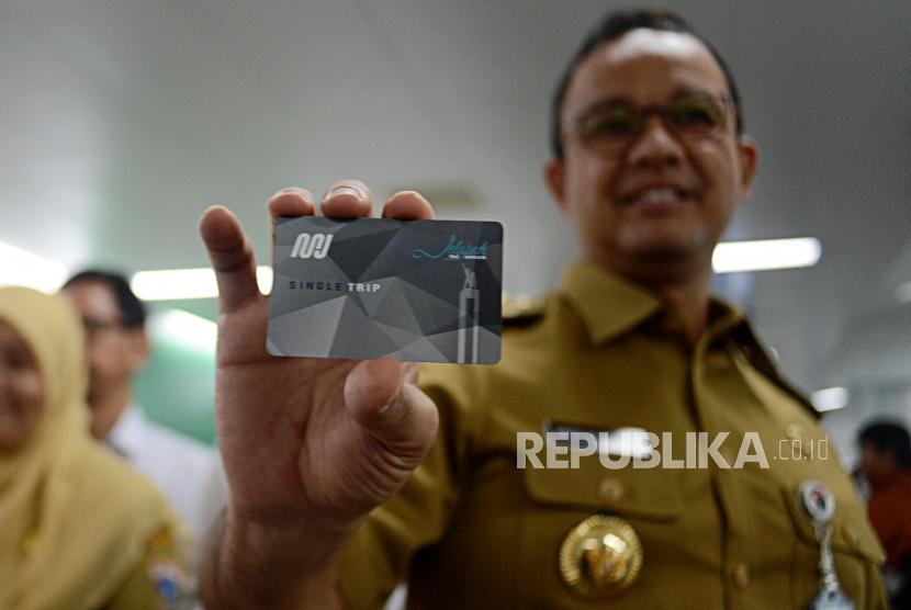 Gubernur DKI Jakarta Anies Baswedan memperlihatkan kartu single trip MRT di Stasiun MRT Bundaran HI, Jakarta, Senin (1/4).
