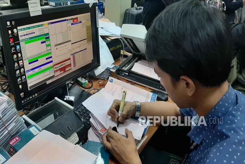 Petugas Kementerian Agama sedang melakukan pendataan pembuatan visa haji untik calon jamaah haji Indonesia di kantor Kementrian Agama RI di Jakarta, Selasa (25/6).