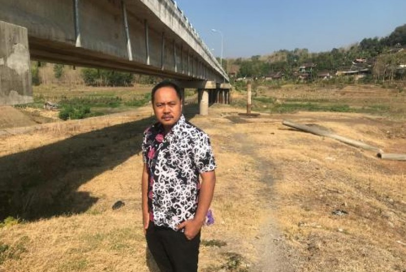  Saksi ahli pengadaan barang dan jasa, Khalid Mustafa saat mengecek Jembatan Barong di Kemukus, Sumberlawang, Sragen Rabu (25/9). Foto/Wardoyo