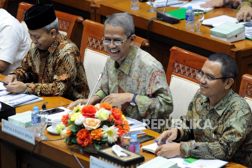 Dirjen Penyelenggaraan Haji dan Umrah (PHU) Nizar Ali (kiri) bersama Kepala Badan Pengelola Keuangan Haji (BPKH) Anggito Abimanyu (tengah) saat menghadiri rapat dengar pendapat bersama Komisi VIII DPR di Komplek Parlemen Senayan, Jakarta, Selasa (27/3).