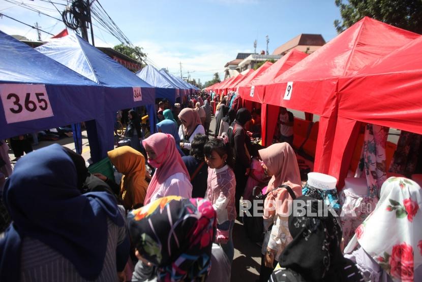 Suasana warga yang melihat-lihat pakaian distan pedagang kaki lima (PKL) di Kawasan Tanah Abang, Jakarta, Senin (25/12).