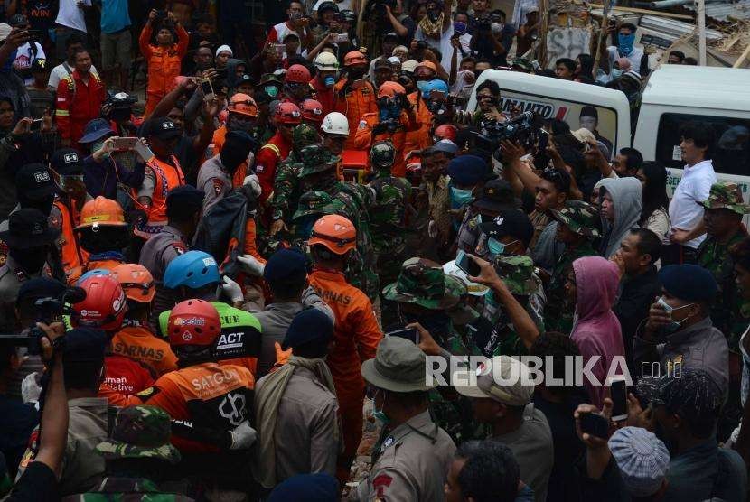 Tim Gabungan pencari korban gempa bumi Lombok  membawa  jenazah korban gempa bumi lombok di kecamatan Pemenang,  Lombok Utara, Nusa Tenggara Barat, Rabu (8/8).