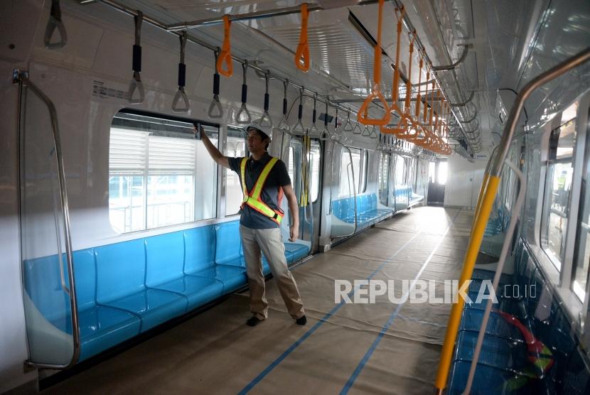 Menhub Tinjau Depo MRT. Bagian dalam kereta MRT di depo MRT, Lebak Bulus, Jakarta, Ahad (1/7).