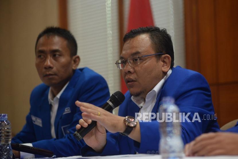 Anggota Komisi IX DPR Saleh Partaonan Daulay (kanan)