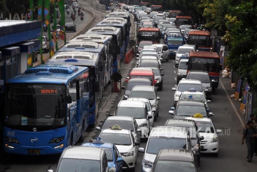 Vehicles stuck in traffic congestion in Mampang, South Jakarta, on Tuesday (November 7).