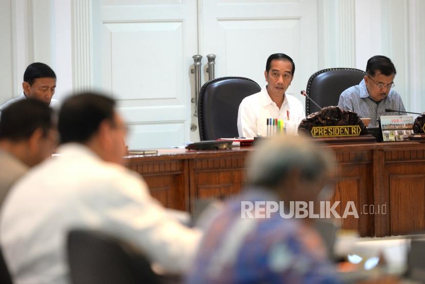 Penanggulangan dan Pencegahan Terorisme. Presiden Joko Widodo bersama Wapres Jusuf Kalla memimpin rapat terbatas terkait Terorisme di Kantor Kepresidenan, Jakarta, Selasa (22/5).
