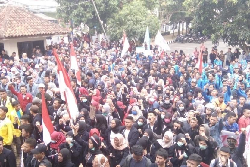  Aksi mahasiswa yang berlangsung di depan gedung DPRD Kota Tasikmalaya berlangsung ricuh.