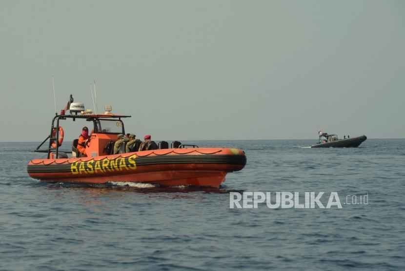 Sejumlah Tim SAR gabungan saat melakukan pencarian dalam proses evakuasi pesawat Lion Air JT 610 di Perairan Karawang, Jawa Barat, Rabu (31/10).