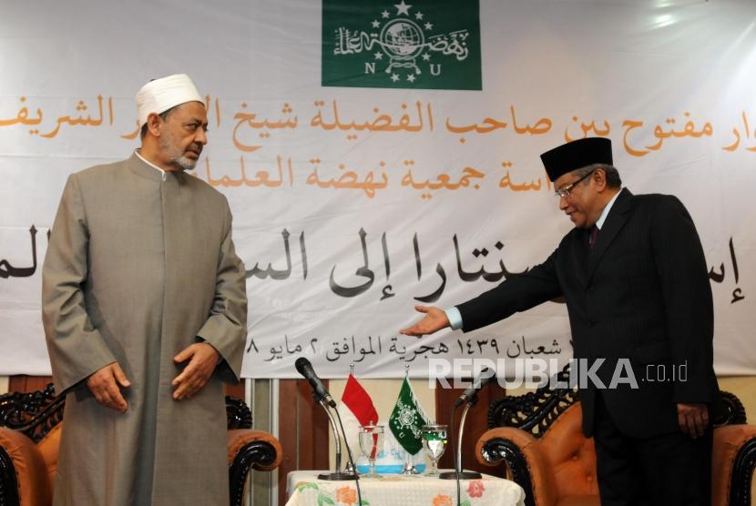 Grand Syeikh Al Azhar Ahmad Muhammad Ath-Thayyib (kiri) didampingi Ketua Umum PBNU KH. Said Aqil Siraj (kanan) saat berkunjung ke Gedung PBNU, Jakarta, Rabu (2/5).