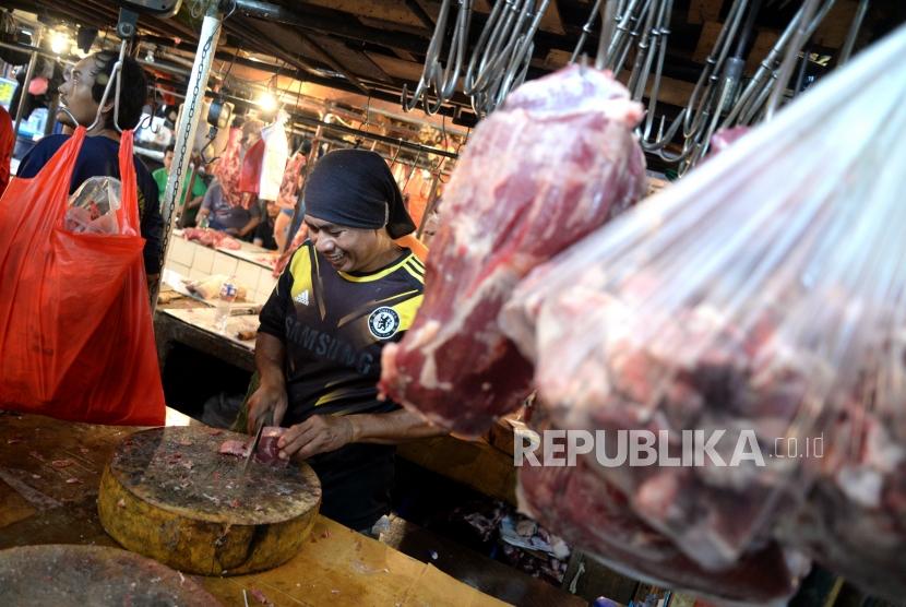 HET Daging Sapi Tidak Efektif. Pedagang memotong daging sapi di Pasar Senen, Jakarta, Jumat (26/1).