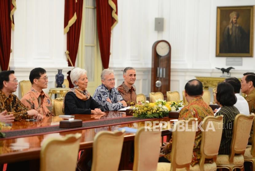 Bahas Rencana Pertemuan IMF.  Direktur Pelaksana Dana Moneter Internasional (IMF) Christine Lagarde (tengah) bersama delegasi saat diterima Presiden Joko Widodo di Istana Merdeka, Jakarta, Senin (26/2).