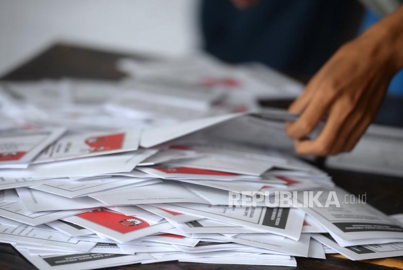TPS dengan Tema Horor. Petugas KPPS di PTPS 73 menghitung kertas suara pemilihan presiden, lebak Bulus, Jakarta, Rabu (17/4/2019).