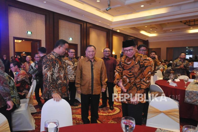 (dari kiri) ,Gubernur DKI Jakarta Gubernur Bank Indonesia Agus Martowardojo da Menteri Agama Lukman Hakim Saifuddin saat menghadiri Anugerah Syariah Republika (ASR) 2017 di Jakarta, Rabu (6/12) malam. 