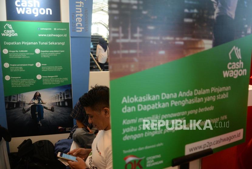 Fintech Fair 2018. Pengunjung meminta informasi di stand Fintech pada gelaran Fintech Fair 2018 di Mal Taman Anggrek, Jakarta, Jumat (13/7).