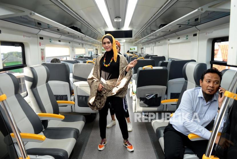 Sejumlah model memeragakan busana di Kereta Api Bandara Soekarno-Hatta, Tangerang, Banten, Kamis (2/5).