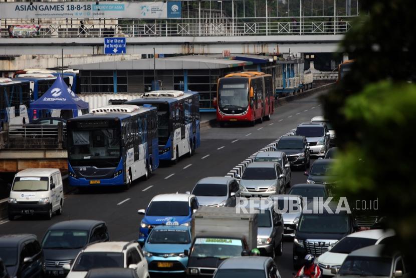 Bus Transjakarta. PT Transportasi Jakarta (Transjakarta) mengoperasikan busnya selama 24 jam untuk mengangkut masyarakat yang akan berpergian menjelang pergantian tahun baru 2020. 