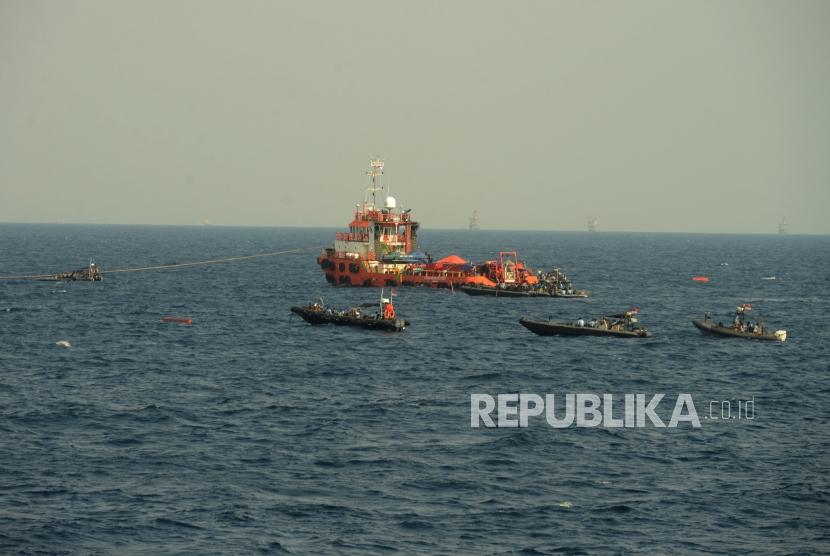 Sejumlah petugas SAR gabungan melakukan pencarian saat proses evakuasi pesawat Lion air JT 610 di Perairan Karawang, Jumat (2/11).