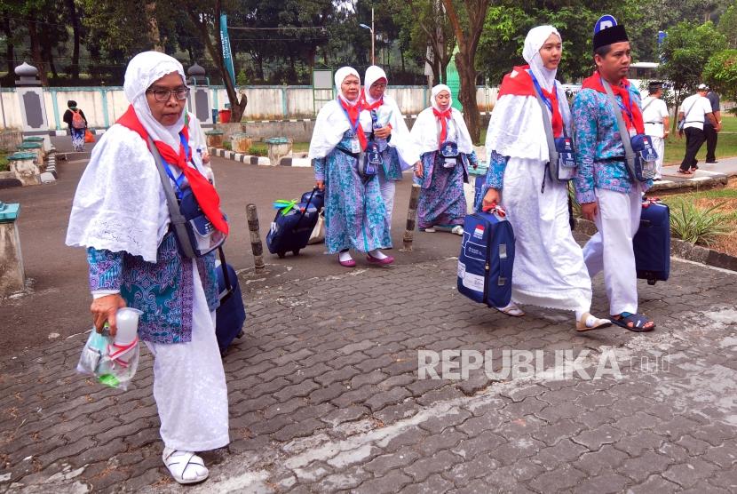 Sejumlah calon jamaah haji tiba di Asrama Haji Pondok Gede, Jakarta, Kamis (19/7).