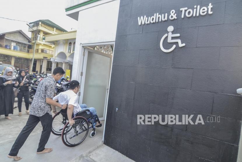 Masjid Ramah Disabilitas.Umat muslim penyandang disabilitas tuna rungu saat memsasuki tempat berwudhu di Masjid El Syifa, Ciganjur, Jakarta Selatan, Senin (27/5).