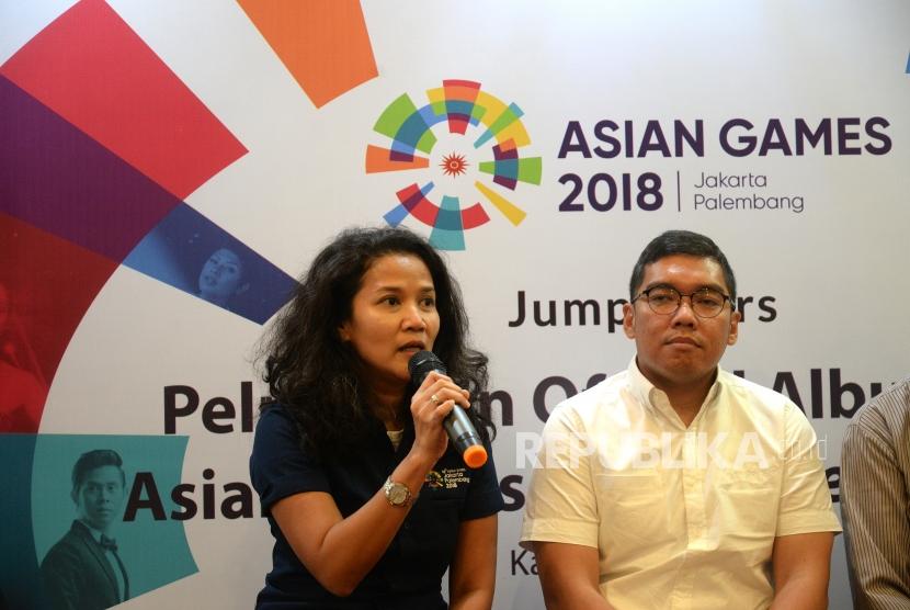 Peluncuran Album Musik Asian Games 2018. Wakil Direktur Departemen Komunikasi INASGOC Syanda Kunto (kiri) menjawab pertanyaan wartawan saat peluncuran album musik Asian Games 2018 di Jakarta, Kamis (19/7).