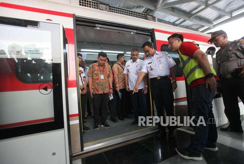 Gubernur DKI Jakarta Anies Baswedan meninjau kereta Light Rail Transit (LRT) saat uji coba LRT Jakarta di Stasiun LRT Velodrome, Jakarta, Rabu (12/9).