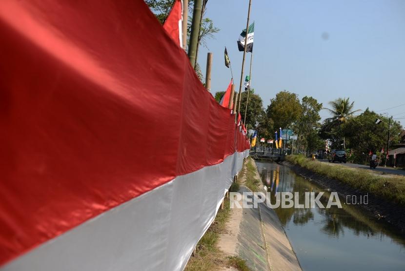 Memeriahkan HUT Kemerdekaan RI.  Bendera merah putih dipasang di tepian Selokan Van Der Wick, Minggir, Sleman, Yogyakarta, Selasa (13/8/2019).