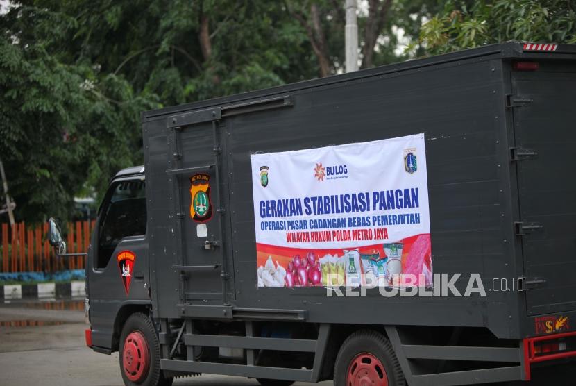 Petugas kepolisian membawa truk logistik bahan pangan seusai Launching dan Pelepasan Operasi Pasar Kerbau dan Sapi di Perum BULOG Divre DKI Jakarta, Kelapa Gading, Jakarta, Rabu (20/12).