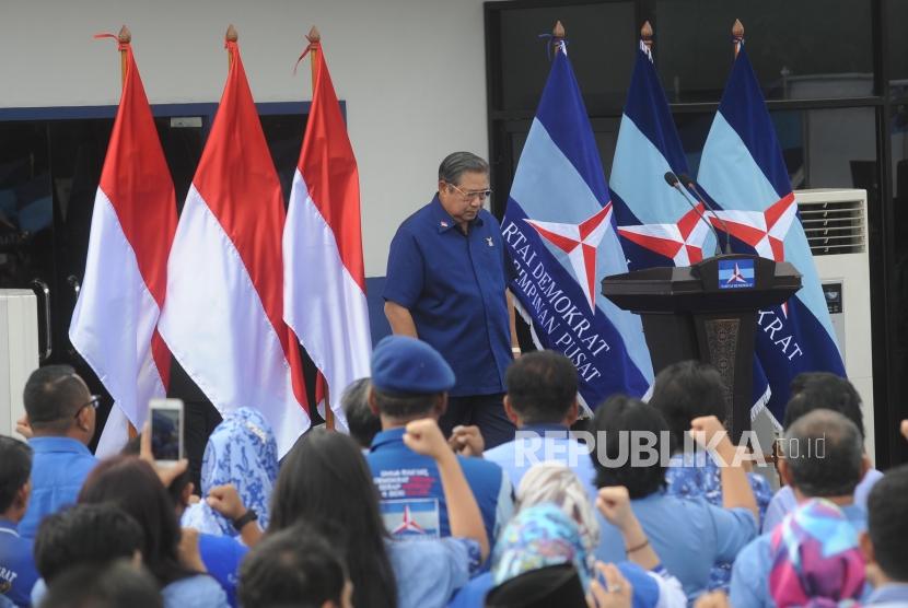 Ketua Umum Partai Demokrat Susilo Bambang Yudhoyono menyampaikan pernyataan politiknya di awal tahun 2018 di kantor Sekretariat DPC Partai Demokrat, Jalan Tegar Beriman, Cibinong, Kabupaten Bogor, Jawa Barat, Jumat (5/1).