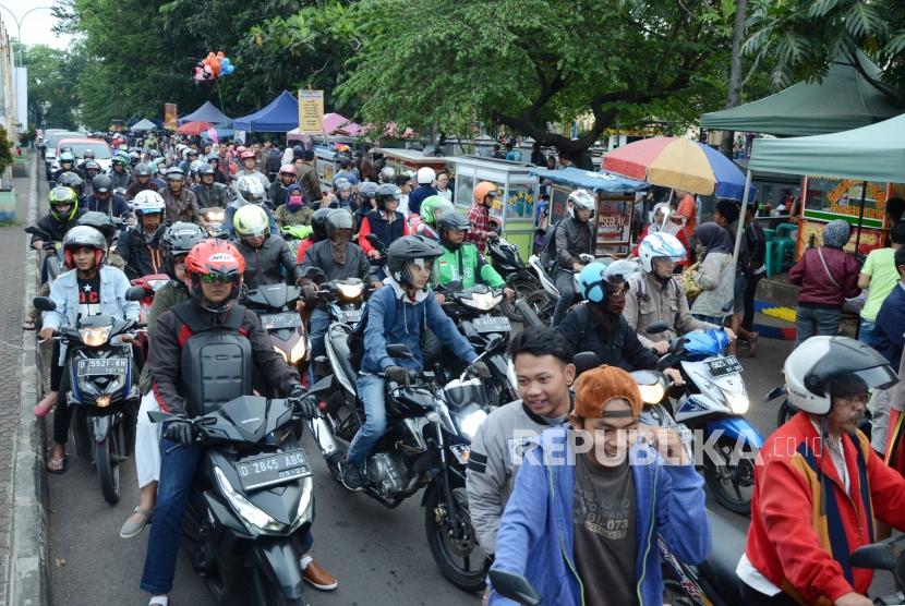 Kemacetan lalu lintas saat ngabuburit di salah satu ruas jalan kawasan Pusdai, Kota Bandung, Kamis (24/5).