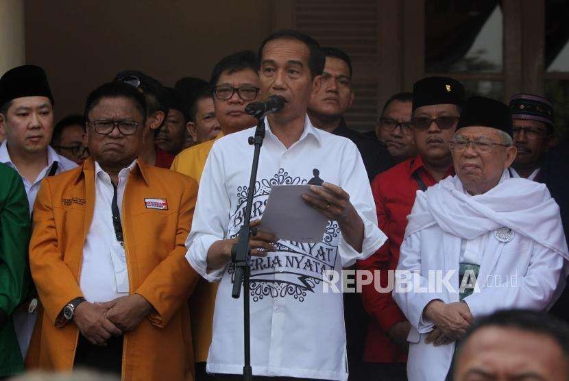 Calon presiden Joko Widodo (tengah) menyampaikan pidatonya didampingi calon wakil presiden Ma'ruf Amin (kanan) bersama para ketua umum partai politik pendukung saat deklarasi di Gedung Joang, Jakarta, Jumat (10/8).