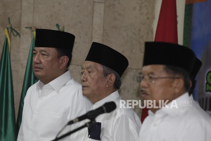 Wakil Presiden RI Jusuf Kalla (kanan) menyampaikan arahannya pada acara pelantikan Pimpinan Pusat Dewan Masjid Indonesia (DMI) di Jakarta, Jumat (12/1).