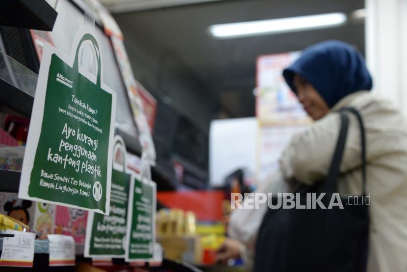 Kantong Plastik. Konsumen berbelanja di salah satu mini market di kawasan Jagakarsa,Jakarta Jumat (1/3).