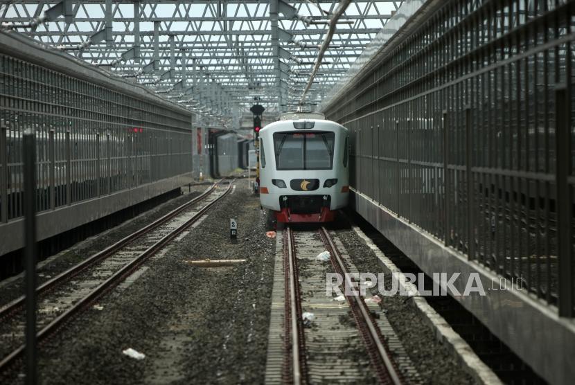 Kereta bandara melintas saat uji coba Kereta Bandara Soekarno-Hatta di Stasiun Soekarno-Hatta, Jakarta, Selasa (26/12).