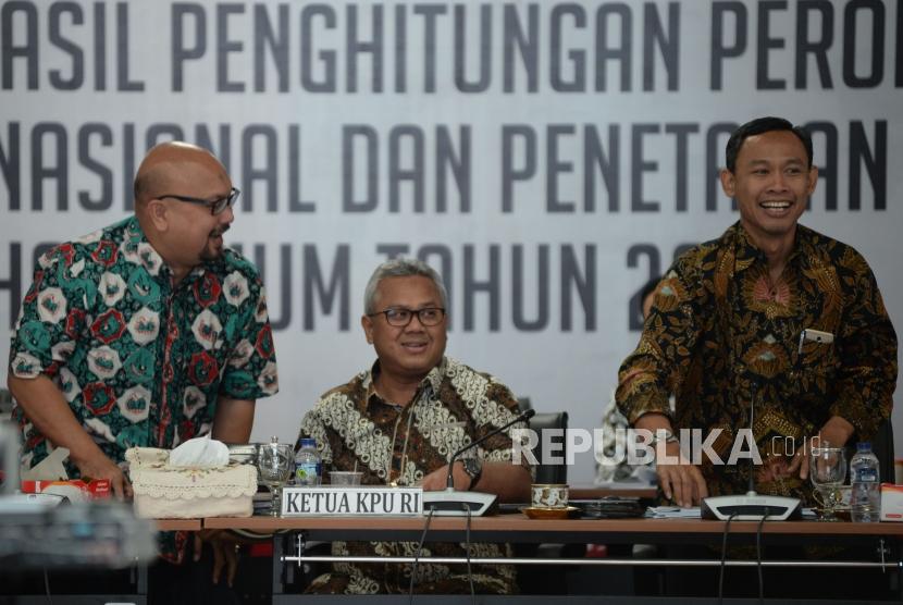 Ketua KPU Arief Budiman bersama Komisioner KPU mengikuti Rapat Pleno Rekapitulasi Suara Pemilu serentak 2019 Luar Negeri di gedung KPU, Jakarta, Ahad (5/5).