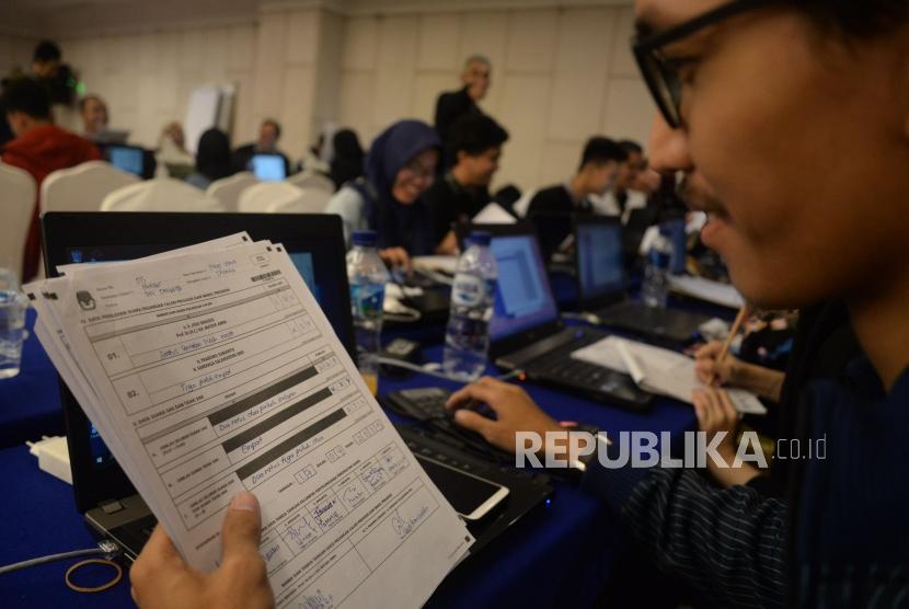 Relawan mengentri data dan pindai form C1 pemilu. (ilustrasi)