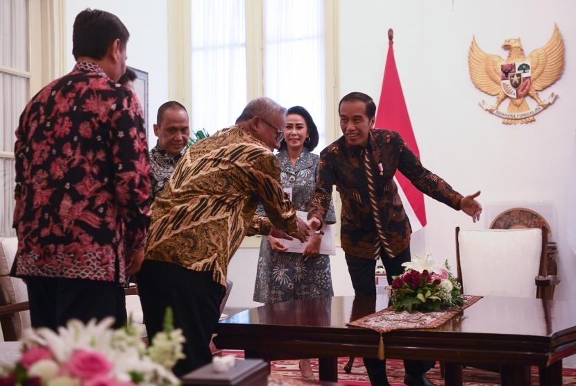 Presiden Joko Widodo (kanan) menyalami panitia seleksi (pansel) calon pimpinan (capim) KPK disaksikan Ketua Pansel Yenti Garnasih (kedua kanan) di Istana Merdeka Jakarta, Senin (2/9/2019).